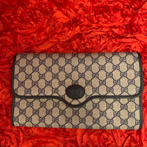 Gucci Handbags - Gucci clutch crossbody